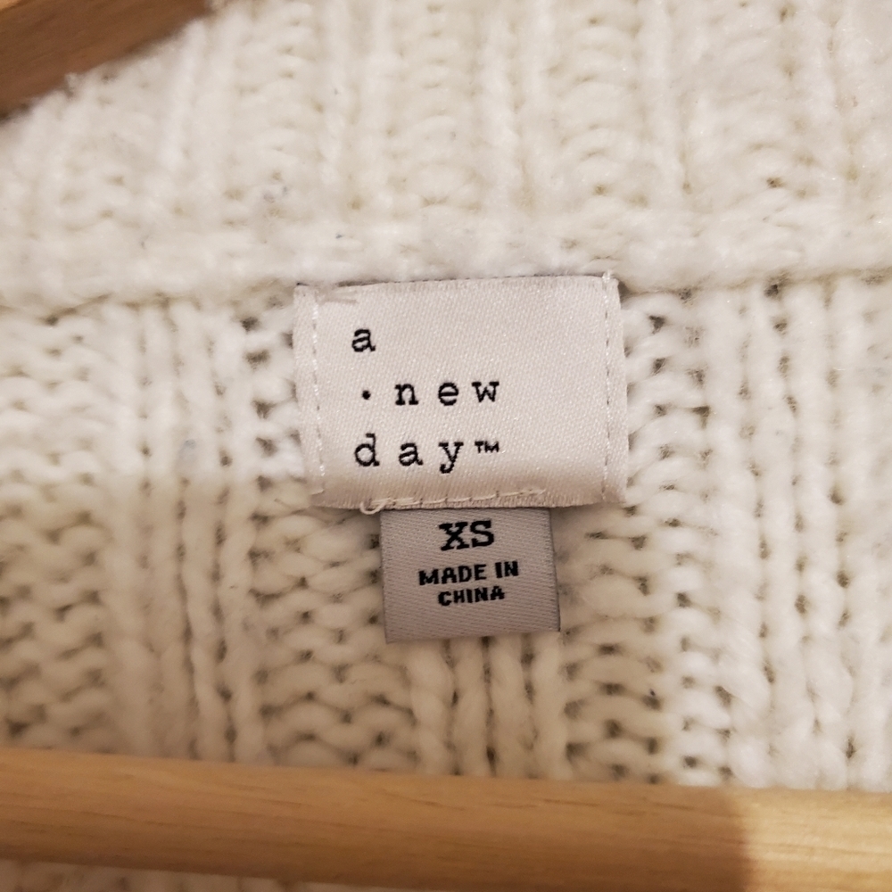 WHITE Cable Knit Sweater XS - Picture 3 of 4